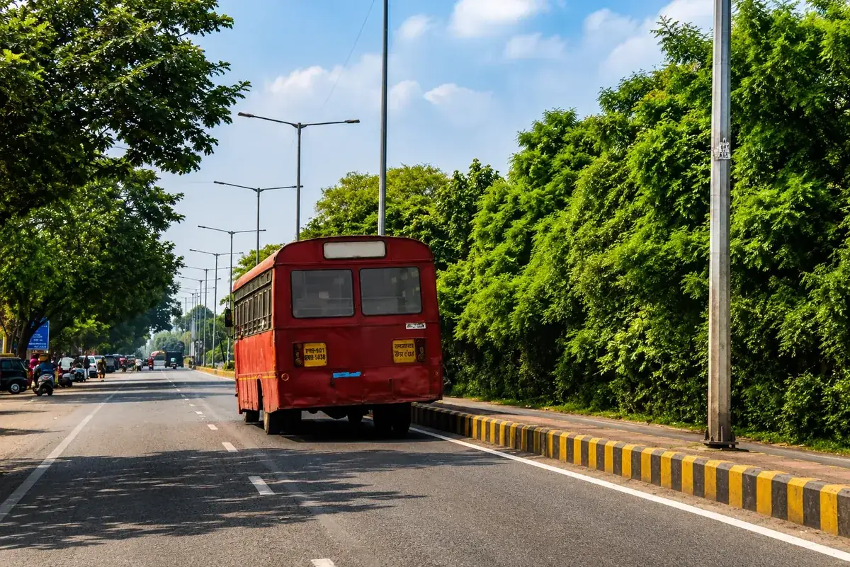 Public transport on an Indian arterial road